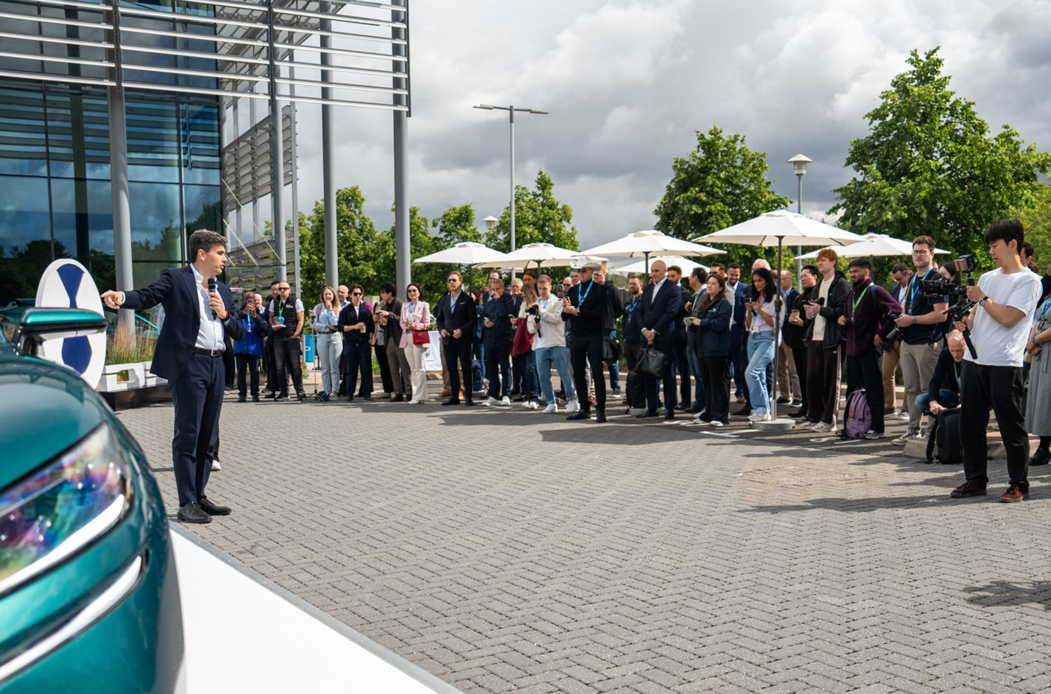 People watching the DENZA flash charging launch